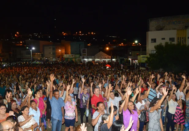 Milhares de fiéis prestigiam a celebração