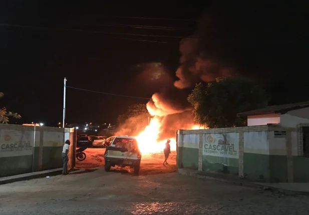 Criminosos incendiam mais de 50 veículos no Ceará