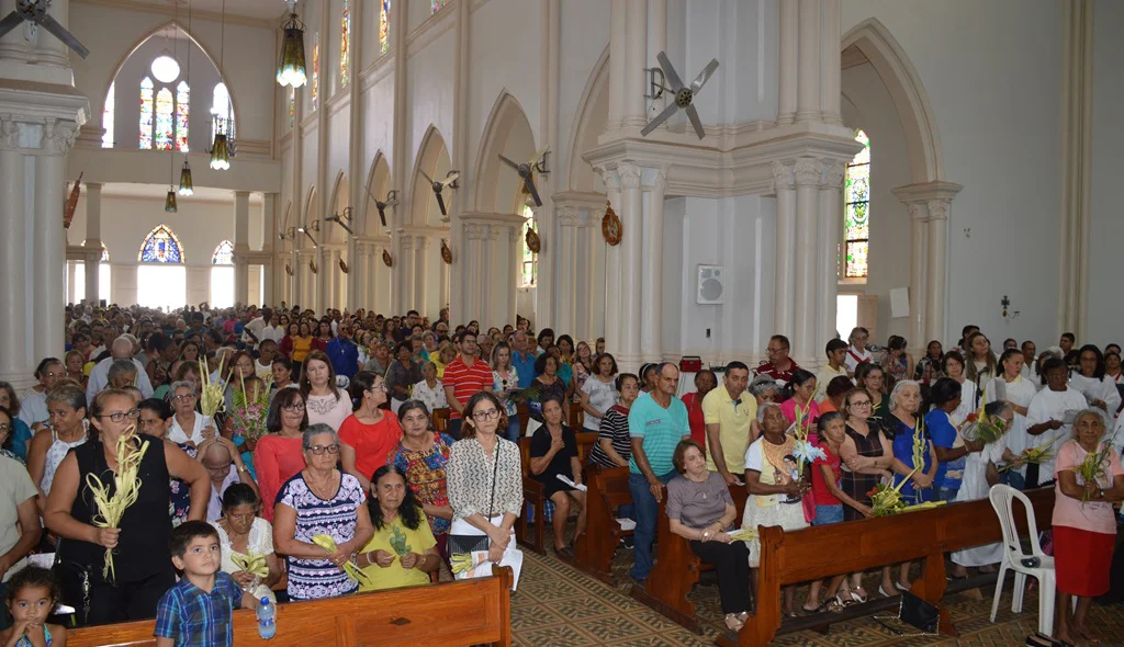 Fiéis acompanham a celebração da Missa de Ramos