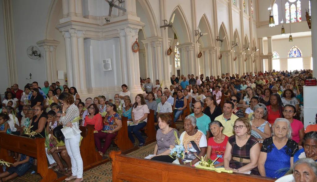 Fiéis participam da Missa de Ramos em Picos