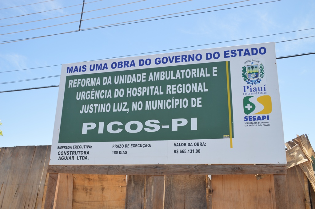 Placa anunciando a reforma do Hospital Justino Luz