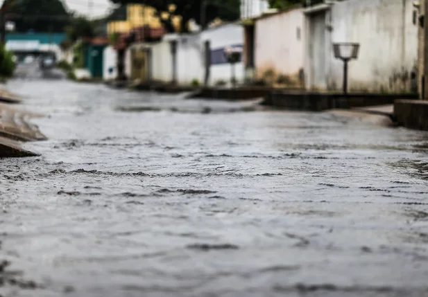 Forte chuva deixa ruas e avenidas alagadas em Teresina