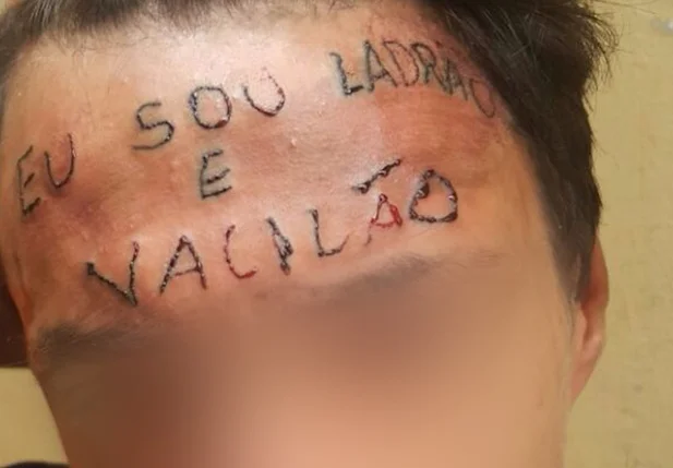 Após tentativa de furto em 2017 jovem tem a testa tatuada.