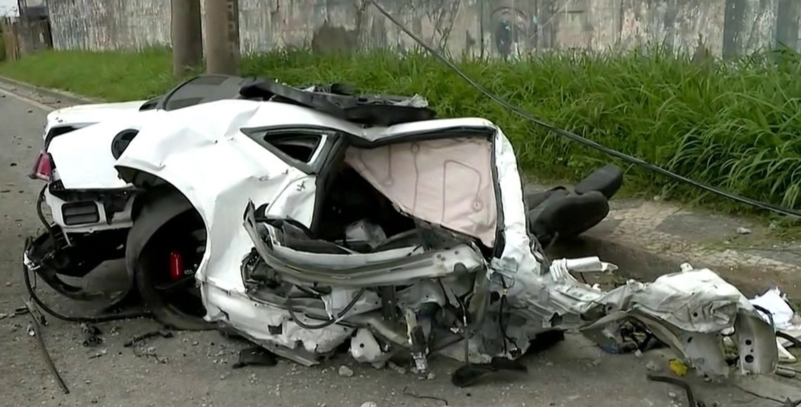 Camaro onde estava MC Brisola partiu ao meio