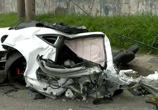 Camaro onde estava MC Brisola partiu ao meio