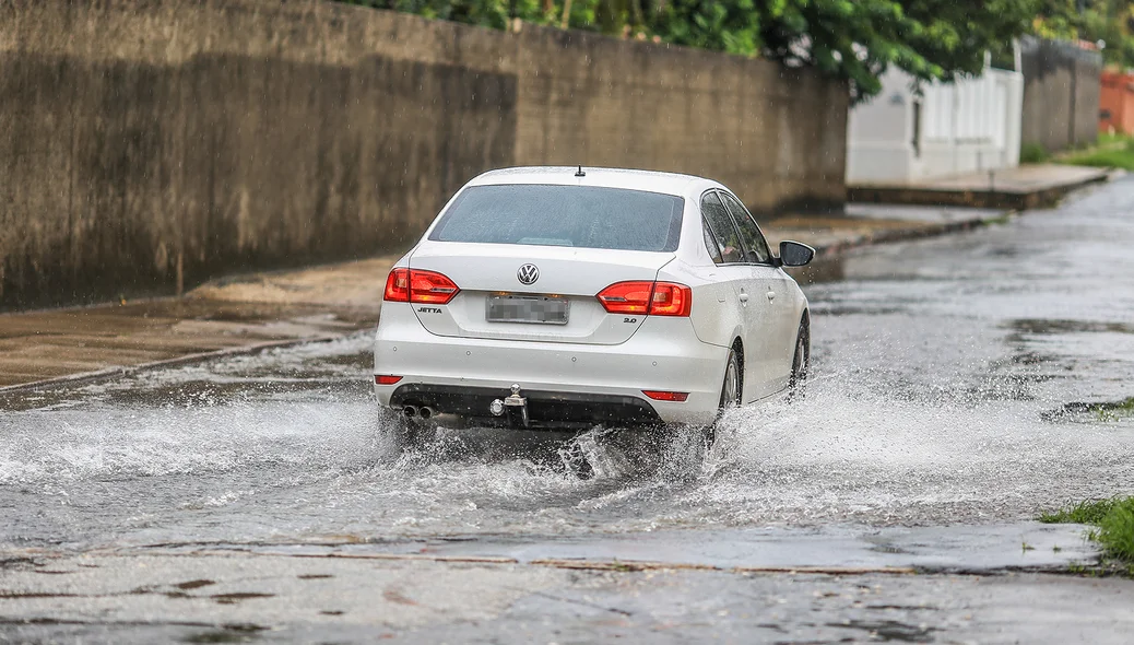 Chuva deixa diversas ruas alagadas 