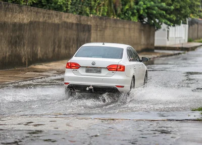 Chuva deixa diversas ruas alagadas 