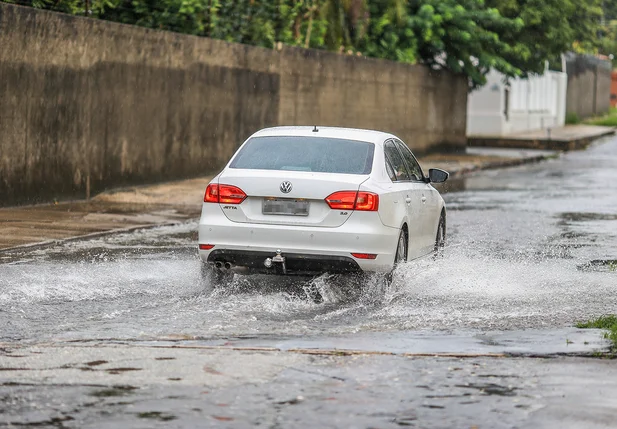 Chuva deixa diversas ruas alagadas 