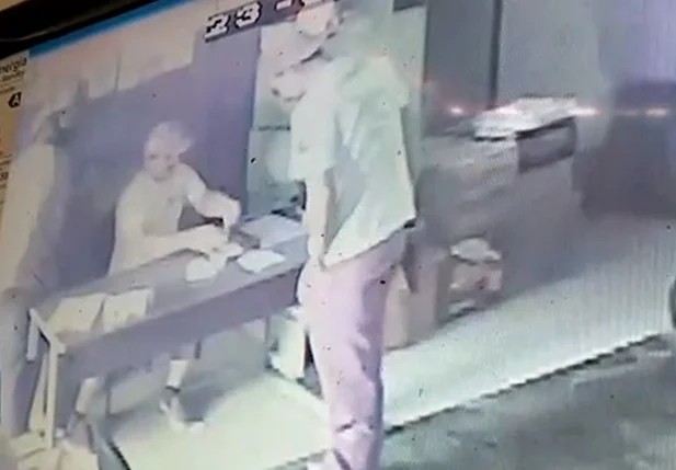 Imagens da câmera de segurança do depósito de bebidas