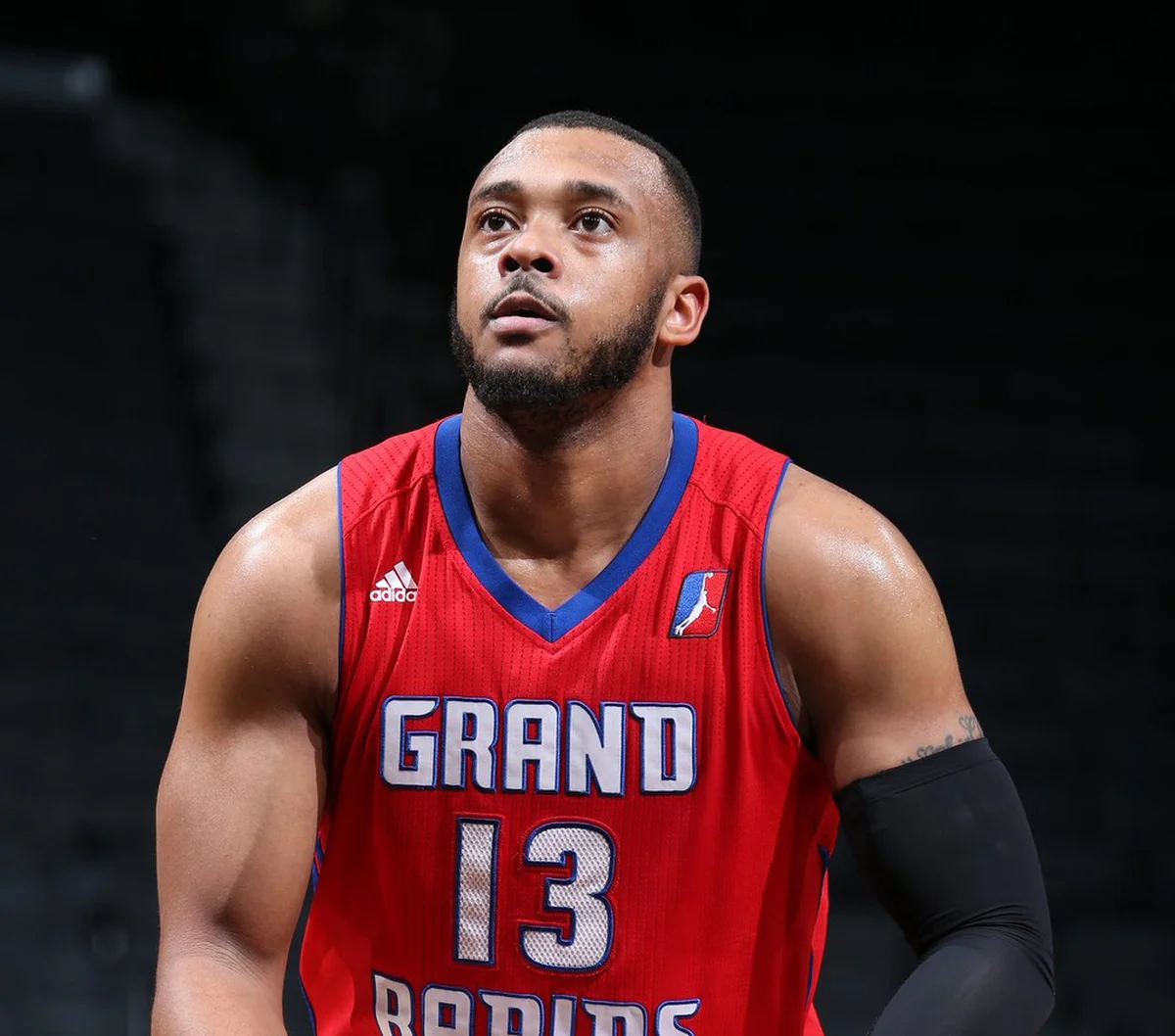 Jogador de basquete Zeke Upshaw morre após desmaiar em quadra - GP1