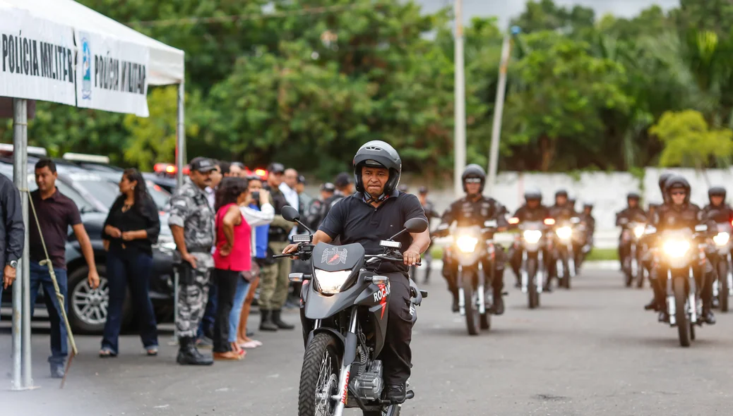 Secretário Fábio Abreu testando motos da ROCAM