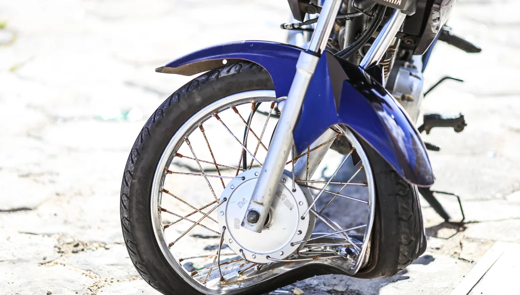 Com a batina a roda da moto empenou 