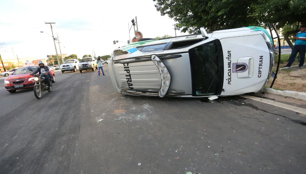Viatura da CIPTRAN colidiu em carro na zona sudeste de Teresina