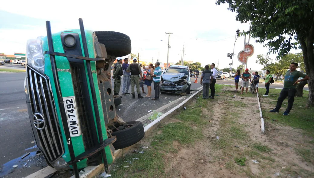 Viatura da CIPTRAN tomba após colidir em carro na zona sudeste de Teresina