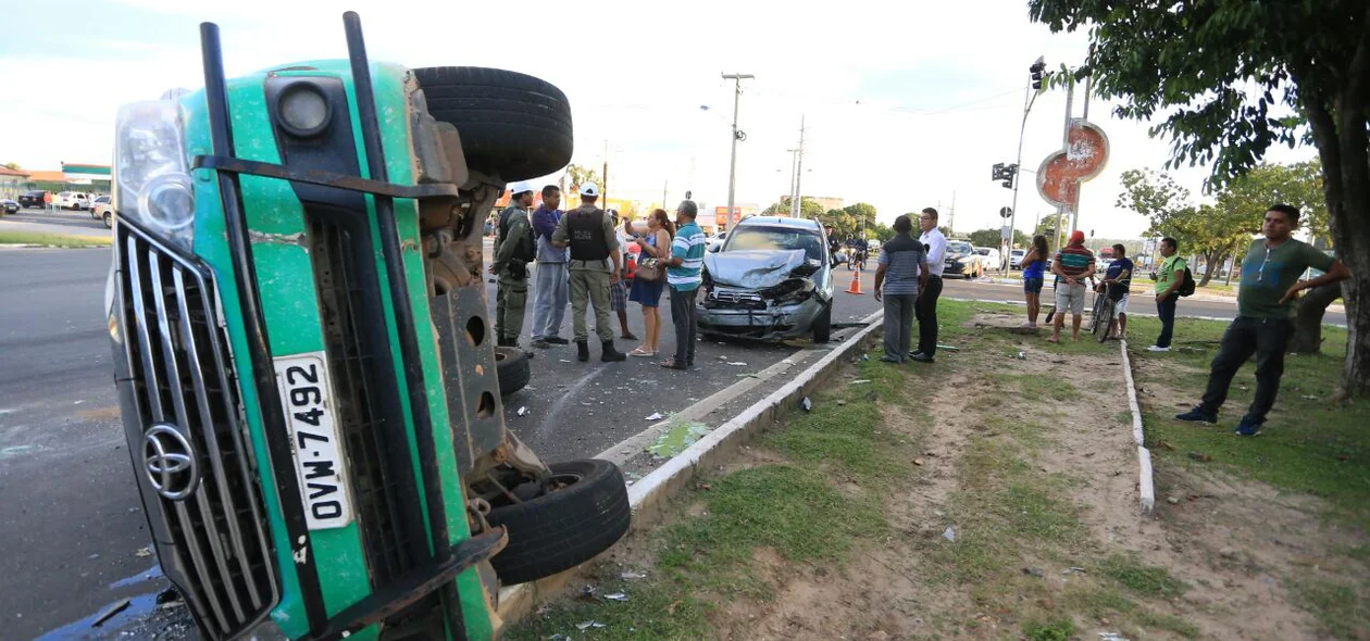 Viatura da CIPTRAN tomba após colidir em carro na zona sudeste de Teresina