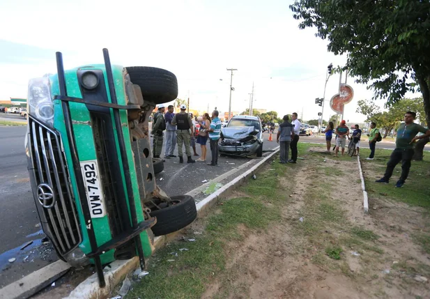 Viatura da CIPTRAN tomba após colidir em carro na zona sudeste de Teresina