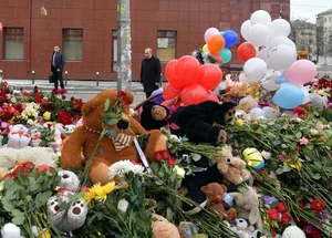 Vladimir Putin visita memorial em homenagem as vítimas de incêndio em shopping