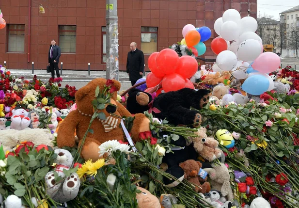 Vladimir Putin visita memorial em homenagem as vítimas de incêndio em shopping