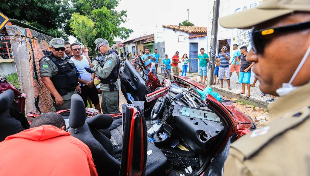 Carro ficou destruído 