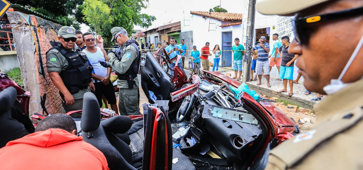 Carro ficou destruído 