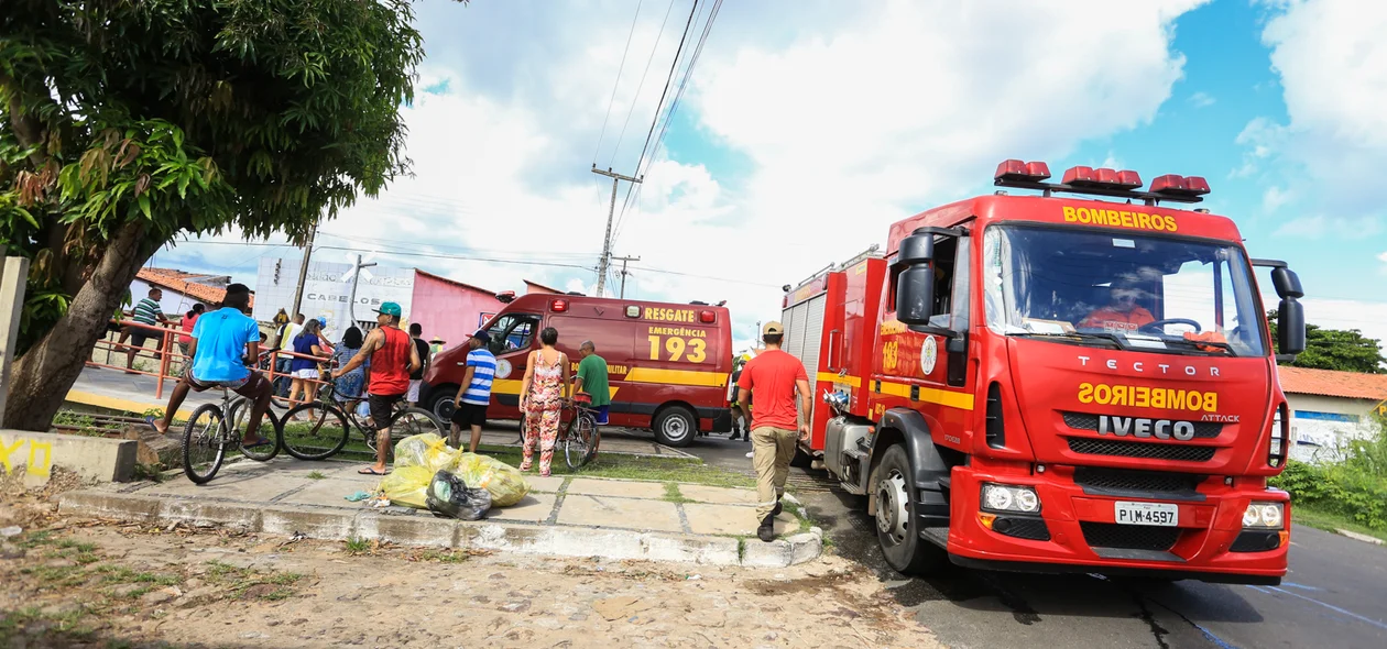 Corpo de Bombeiros esteve no local 