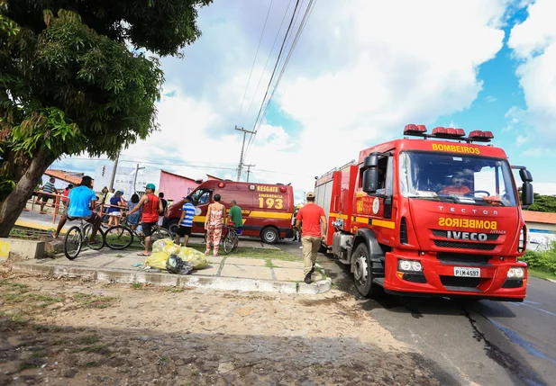 Corpo de Bombeiros esteve no local 