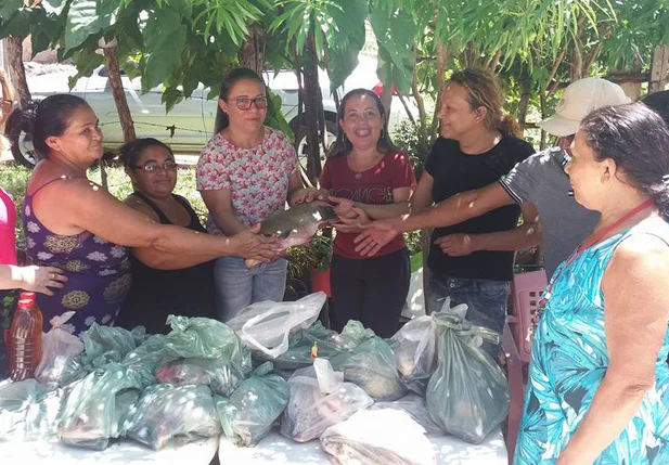 Entrega de peixes em Esperantina