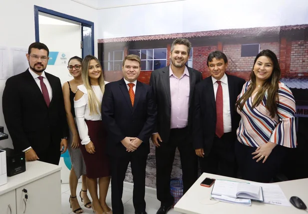 Governador Wellington Dias visita a sede da Fundação Hospitalar em Teresina