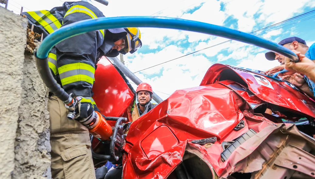 O carro ficou destruído