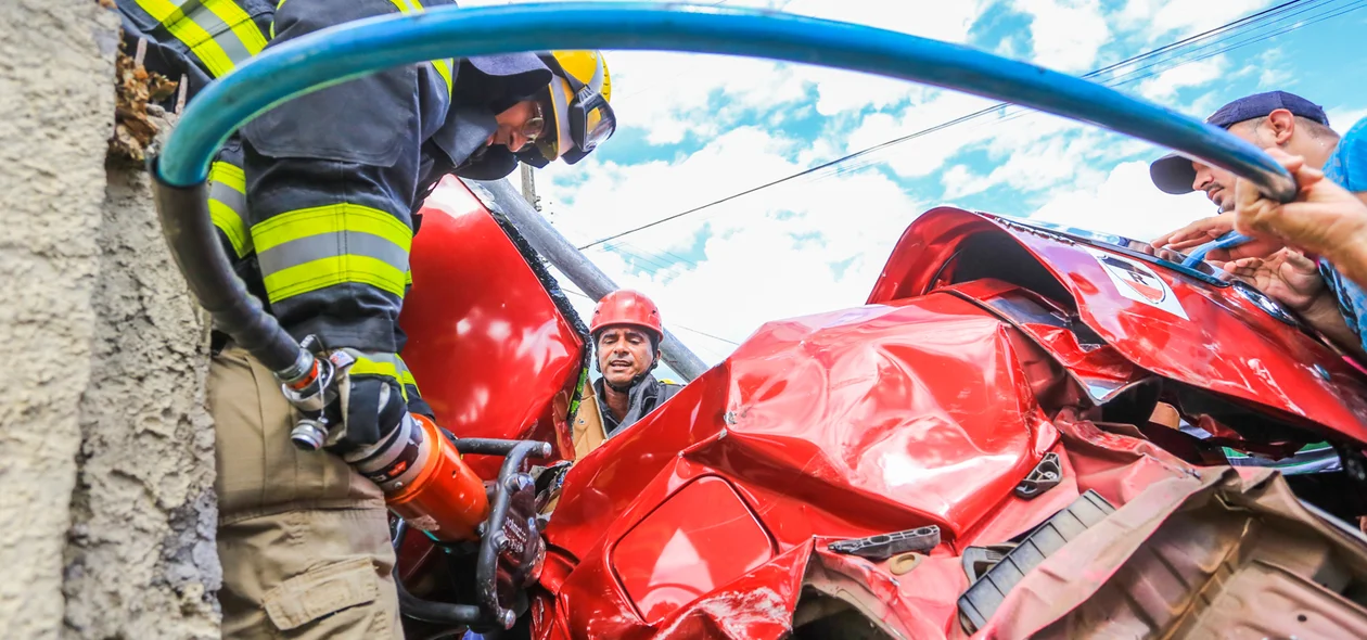 O carro ficou destruído