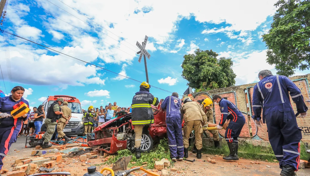 O carro, modelo Etios, ficou completamente destruído