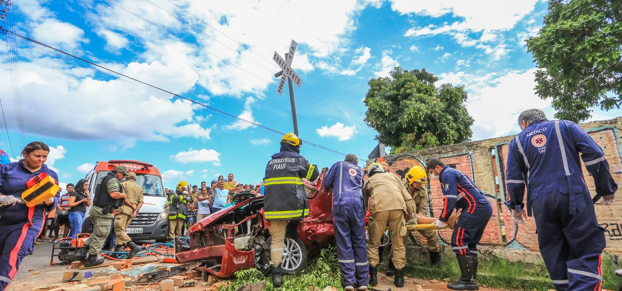 O carro, modelo Etios, ficou completamente destruído