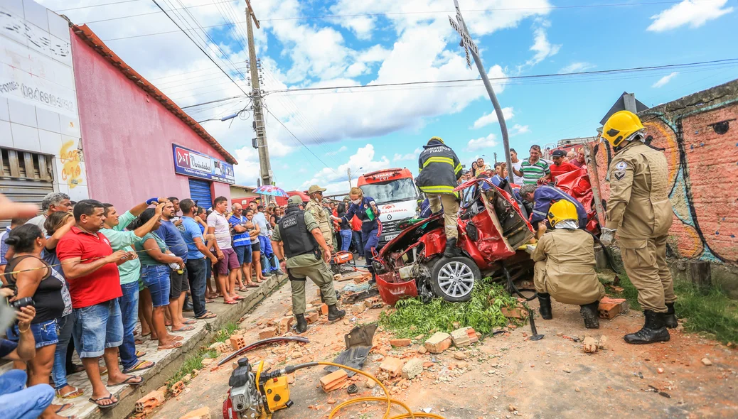 O homem que ficou preso nas ferragens foi socorrido 