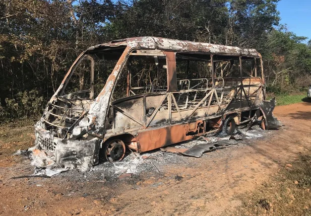 Ônibus escolar que pegou fogo em Sigefredo Pacheco