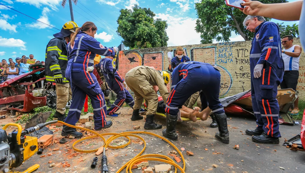 Uma equipe do Corpo de Bombeiros está no local 
