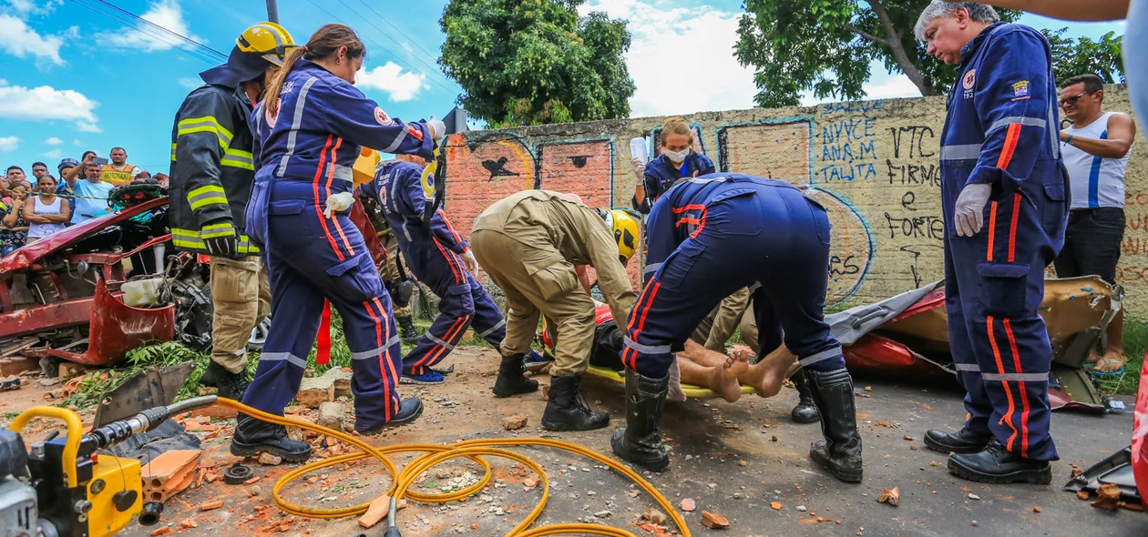 Uma equipe do Corpo de Bombeiros está no local 