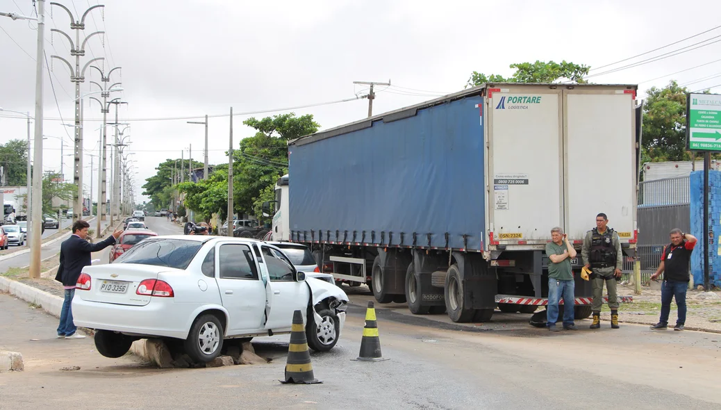 A colisão aconteceu entre o Corsa e um caminhão
