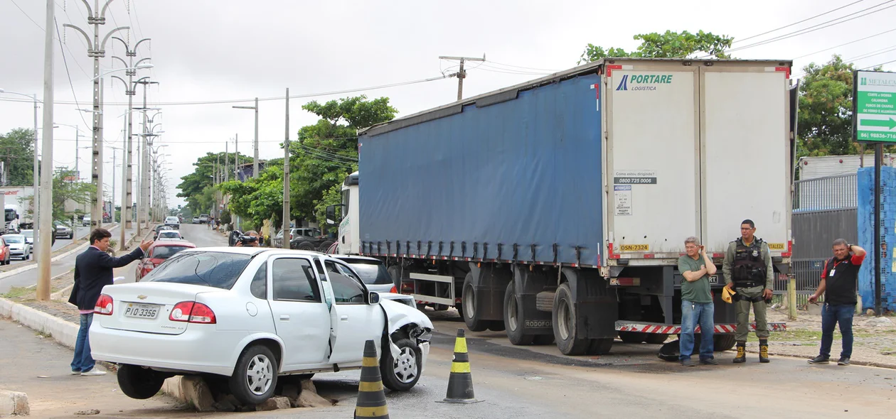 A colisão aconteceu entre o Corsa e um caminhão