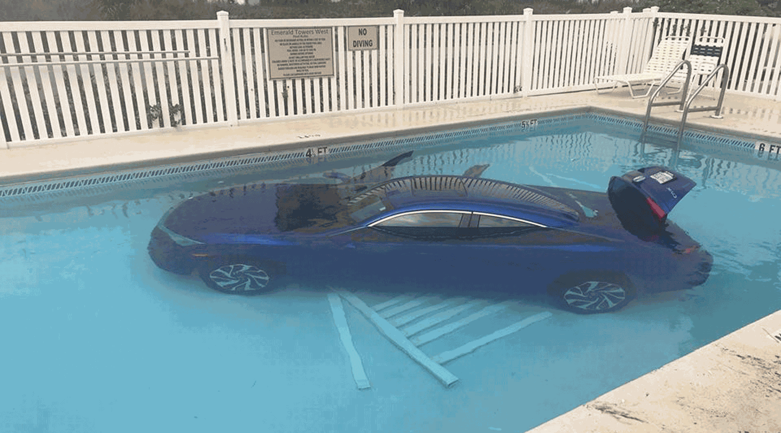Motorista esquece de puxar o freio de mão e carro cai em piscina nos EUA