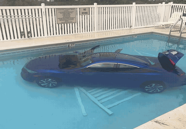 Motorista esquece de puxar o freio de mão e carro cai em piscina nos EUA