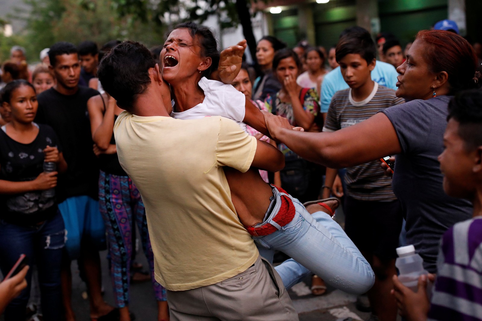 Parentes acompanham aflitos rebelião em Penitenciária na Venezuela