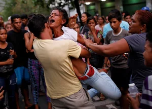 Parentes acompanham aflitos rebelião em Penitenciária na Venezuela