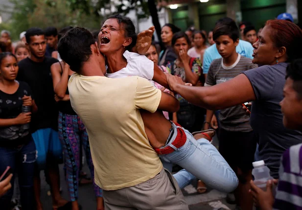 Parentes acompanham aflitos rebelião em Penitenciária na Venezuela