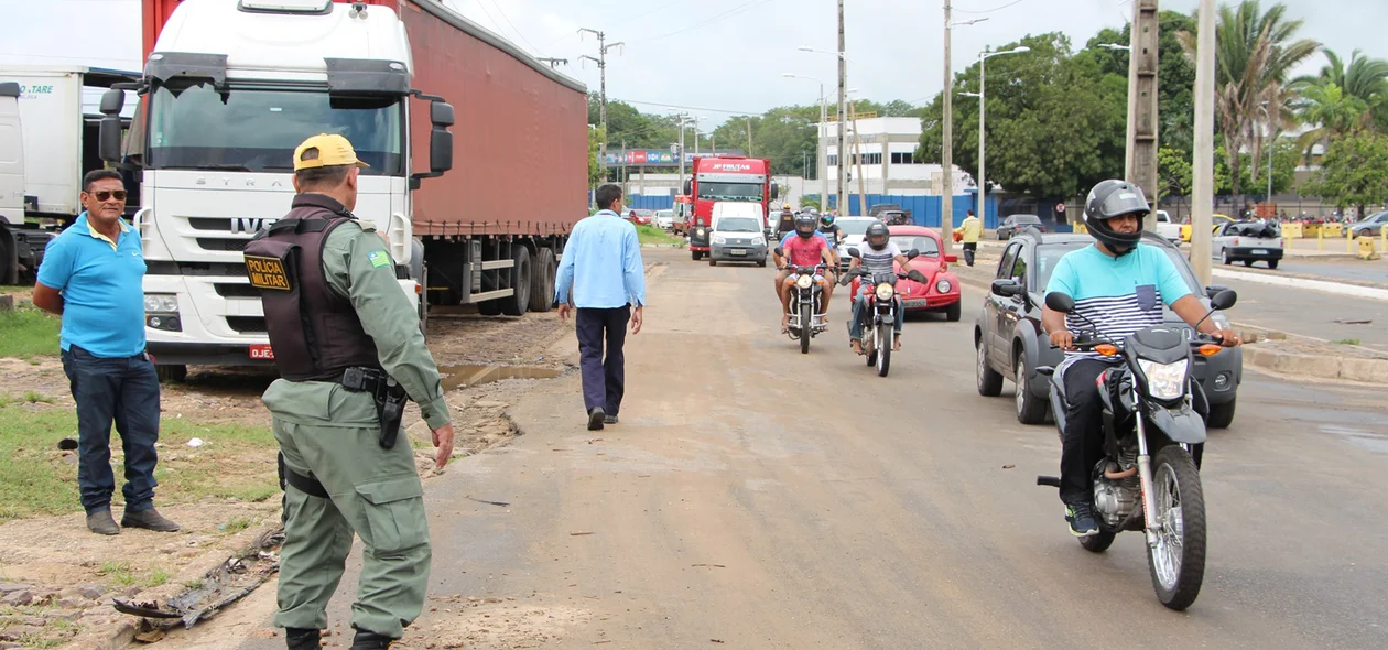 Uma equipe da Polícia Militar e da Strans estiveram no local