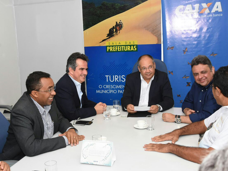 A assinatura teve a presença de Joel Rodrigues, do senador Ciro Nogueira e do deputado Júlio Arcoverde.