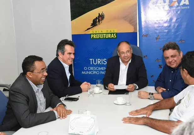 A assinatura teve a presença de Joel Rodrigues, do senador Ciro Nogueira e do deputado Júlio Arcoverde.