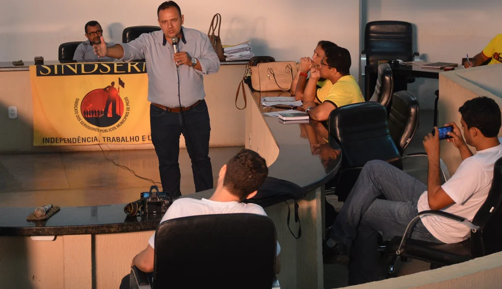 Advogado Jorge Madeira conduziu a votação da proposta
