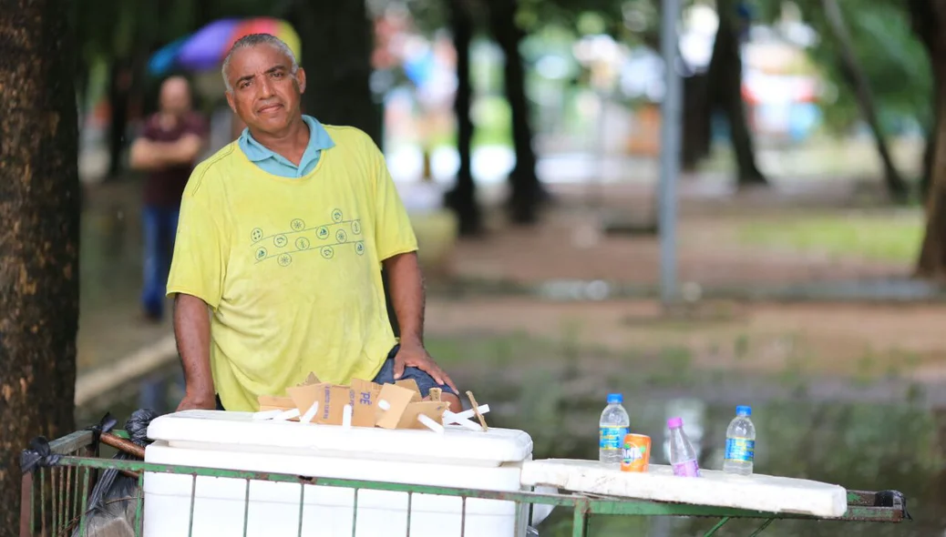 Carlos Alberto, realiza vendas e também participa da procissão