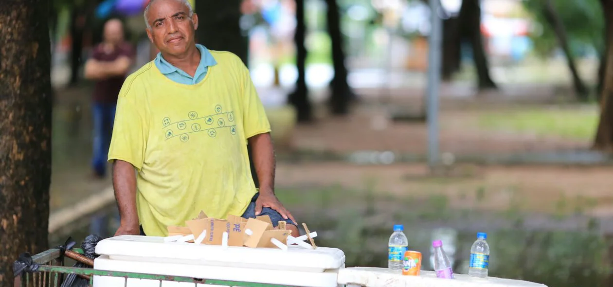 Carlos Alberto, realiza vendas e também participa da procissão