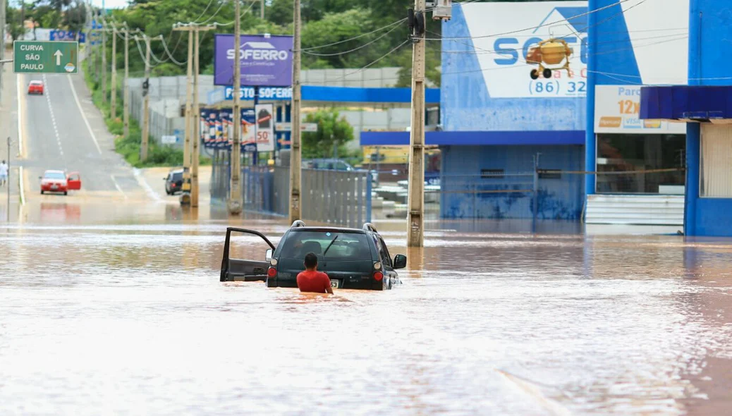 Carro ficou alagado na Avenida Joaquim Nelson